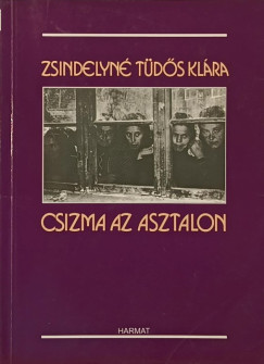 Csizma az asztalon