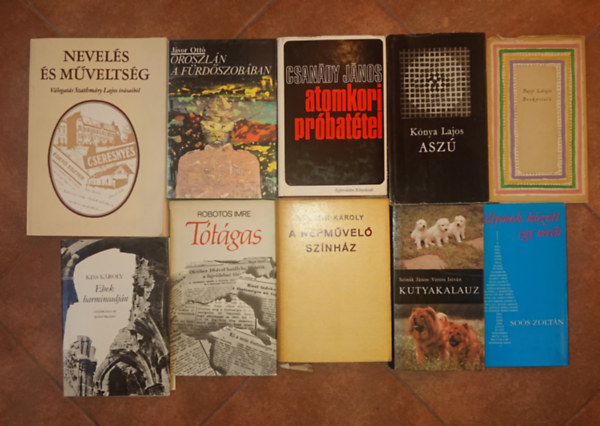 J�vor Ott�, Csan�dy J�nos, K�nya Lajos, Papp L�szl�, So�s Zolt�n, Kiss K�roly, Dr. Szin�k J�nos, Robotos Imre, Kazimir K�roly Szathm�ry Lajos - 10 db magyar szerz�k �ltal �rt, Szab� J�nosnak dedik�lt k�nyv a 20. sz�zadb�l: A n�pm�vel� sz�nh�z, T�t�gas, Kutyakalauz, S�lymok k�z�tt egy ver�b, Ebek harmicadj�n, Borkostol�, Asz�, Atomkori pr�bat�tel, Oroszl�n a f�rd�s