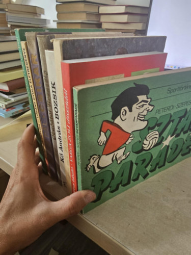 Bartus L�szl�, H�mori Tibor, K� Andr�s, Hidegkuti N�ndor, Fekete P�l, Simon Istv�n, Pongr�cz Gy�rgy Peterdi-Szepes - 7 db labdar�g�ssal kapcsolatos k�nyv, K�NYVMENT� AJ�NLAT: Szt�r par�d�+ Varga Zoli diszid�l+ Pusk�s+ �bud�t�l Firenz�ig+ Csikar+ L�ri+ Puha vagy Jen�