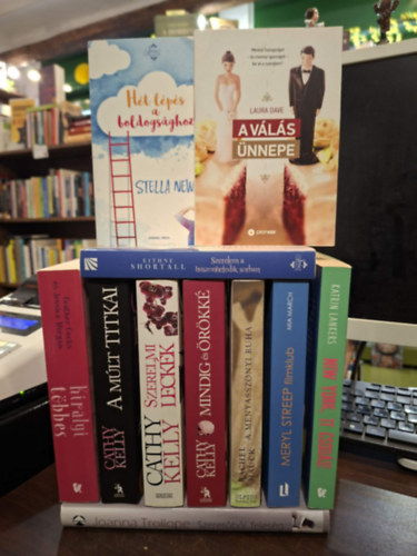 Stella Newman, Laura Dave, Eithne Shortall, Cathy Kelly, Rachel Hauck, Mia March, Heather Cocks, Jessica Morgan, Katrin Lankers Joanna Trollope - 11 db romantikus k�tet, K�NYVMENT� AJ�NLAT: Szeret�b�l feles�g, H�t l�p�s a boldogs�ghoz, A v�l�s �nnepe, Szerelem a huszonhetedik sorban, A m�lt titkai, Szerelmi leck�k, Mindig �s �r�kk�, A menyasszonyi ruha, Meryl Streep filmklu