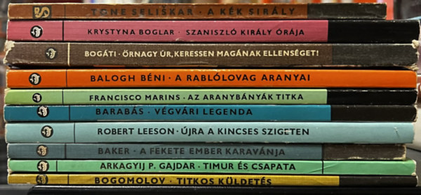 Tone Seliskar, Krystina Boglar, Bogáti Péter, Balogh Béni, Francisco Marins, Barabás Tibor, Robert Leeson, Betty Baker, Arkagyij P. Gajdar, Bogomolov - 10 db Delfin könyv: A kék sirály, Szaniszló király órája, Őrnagy úr, keressen magának ellenséget!, A rablólovag aranyai, Az aranybányák titka, Végvári legenda, Újra a kincses szigeten, A fekete ember karavánja, Timur és csapata, Ti