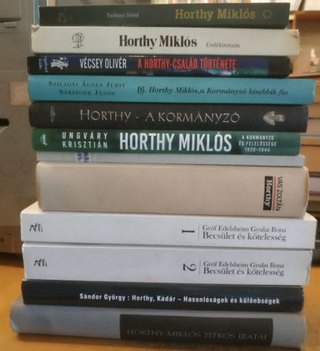 Gr�f Edelsheim Gyulai Ilona, Szinai Mikl�s-Sz�cs L�szl�, Turbucz D�vid, Horthy Mikl�s, V�csey Oliv�r, Ungv�ry Kriszti�n, S�ringer J�nos, Vas Zolt�n S�ndor Gy�rgy - 12 db Horthy �s kora: Becs�let �s k�teless�g 1-2.; Horthy, K�d�r (Hasonl�s�gok �s k�l�nbs�gek); Horthy Mikl�s titkos iratai; Horthy Mikl�s (Turbucz); Eml�kirataim; A Horthy-csal�d t�rt�nete; Horthy (Vas)