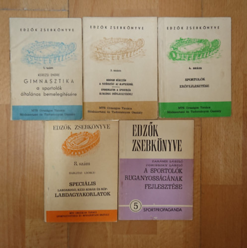 5 db. Edz�k zsebk�nyve: Edz�k zsebk�nyve 1. - Gimnasztika, Edz�k zsebk�nyve 3. - Hogyan v�gezz�k a fut�edz�st alapoz�sn�l, Edz�k zsebk�nyve 4.- Sportol�k er�fejleszt�se, Edz�k zsebk�nyve 5. - A ruganyoss�g,Edz�k zsebk�nyve 8. -