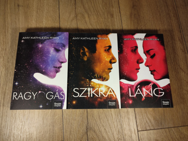 Amy Kathleen Ryan - Ragyogs-trilgia 1-3. (Ragyogs, Szikra, Lng)
