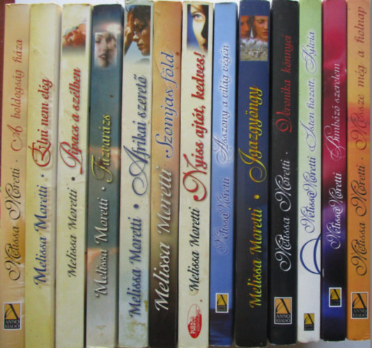 Melissa Moretti - 13 db Melissa Moretti reg�nyeib�l (Messze m�g a holnap, Bimb�z� szerelem, Isten hozott Sylvia, Veronika k�nnyei, Igazgy�ngy, Asszony a vil�g v�g�n, Nyiss ajt�t,kedves, Szomjas f�ld,Afrikai szeret�,T�zvar�zs.Pipacs a sz�lben,�lni nem