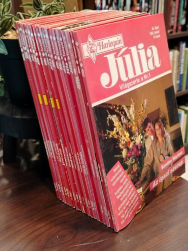 KÖNYVCSOMAG, 20 DB. JÚLIA romantikus regénysorozat klasszikus füzetei. 59, 58, 57, 56, 55, 54, 53, 52, 51, 50, 121, 64, 63, 62, 122, 153, 154, 304, 47, 46