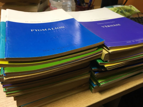 46 db Populart f�zetek sorozatb�l: S�m�nok �s t�ltosok, �jjeli mened�khely, Hajnal hasad, Lear kir�ly, A csavar fordul egyet, Pygmalion, Sz�p magyar kom�dia, Fentebb stylus, A fekete t�rpe, L�szisztrat�, Danton hal�la, �gy �rtok ti,