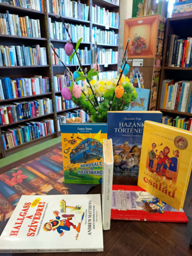 Francesca Simon, Szerz� Csuk�s Istv�n Katona Ildik� Grafikus Sz�nyi Gergely, Christine N�stlinger, Andrew Matthews Bendek Elek - Ifj�s�gi k�nyvcsomag 6 darabos K�NYVMENT� AJ�NLAT:  Haz�nk t�rt�nete, Rosszcsont Peti �s a k�s�rteth�z, Beros�lt a rezesbanda, Sz�p kis csal�d, Szeleburdi csal�d, Hallgass a sz�vedre!