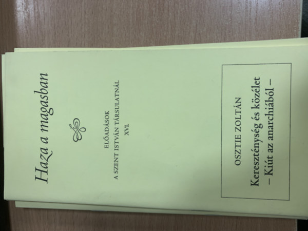 Farkas Oliv�r - Sarbak G�bor  (szerk.) - Haza a magasban (El�ad�sok a Szent Istv�n T�rsulatn�l XVI.)