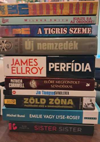 W. E. B. Griffin, James Ellroy, Patrica Cornwell, Jim Thompson, Rajiv Chandrasekaran, Michel Bussi, Sue Fortin Wilbur Smith - 10 db-os Krimi K�NYVMENT� AJ�NLAT: Arany r�ka, Ki�lts r� az �r�d�gre!, A tigris szeme, �j nemzed�k, Perf�dia, El�re megfontolt sz�nd�kkal, Svindlerek, Z�ld t�na, Emilie vagy Lyse-Rose?, Sister Sister