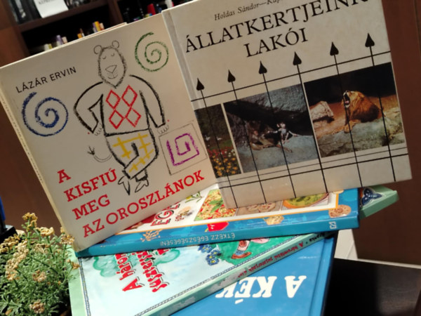 L�z�r Ervin, Demeter Gy�rgyi Csilla, Vincze Aranka, Szigeti Cec�lia Holdas-Kapocsy - K�NYVMENT� AJ�NLAT, 5 DB. Gyerekk�nyvek. �llatkertjeink lak�i, A kisfi� meg az oroszl�nok, �tkezz eg�szs�gesen! - receptek �s hasznos tudnival�k, A h�roml�b� susztersz�k mes�i, A k�k t�nd�r