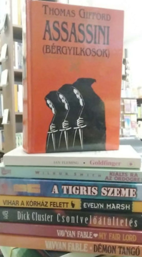Dick Cluster, Evely Marsh, Wilbur Smith, Ian Fleming, Thomas Gifford Vavyan Fabe - 8 db-os KÖNYVMENTŐ AJÁNLAT, krimi: Démontangó+ My fair Lord+ Csontvelőátültetés+ Vihar a kórház felett+ A tigris szeme+ Kiálts rá az ördögre!+ Goldfinger+ Assassini (bérgyilkosok)