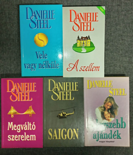 Danielle Steel - (5db) Danielle Steel romantikus k�nyvcsomag: Vele vagy n�lk�le / A szellem / Megv�lt� szerelem / Saigon / A legszebb aj�nd�k