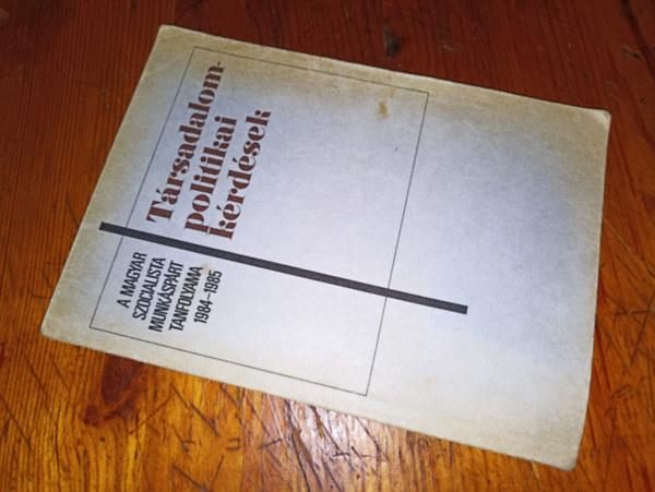 Több szerző - Társadalompolitikai kérdések