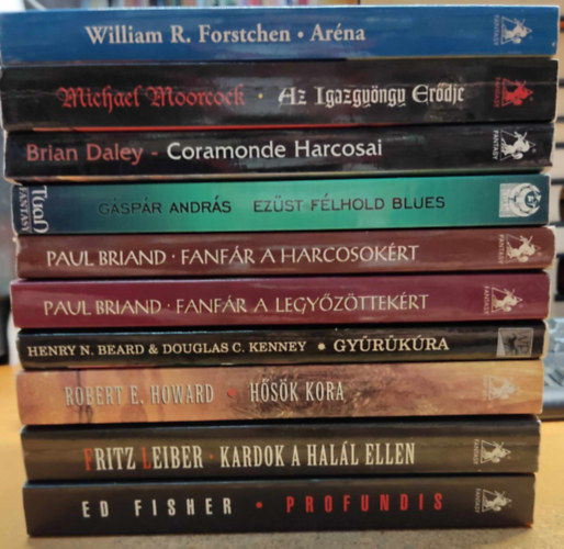 Robert E. Howard, Brian Daley, Fritz Leiber, Gspr Andrs, Paul Briand, Michael Moorcock, Ed Fisher, Henry N. Beard William R. Forstchen - Douglas C. Kenney - 10 db fantasy: Arna; Az Igazgyngy Erdje; Coramonde Harcosai; Ezst flhold blues; Fanfr a harcosokrt; Fanfr a legyzttekrt; Gyrkra; Hsk kora; Kardok a hall ellen; Profundis