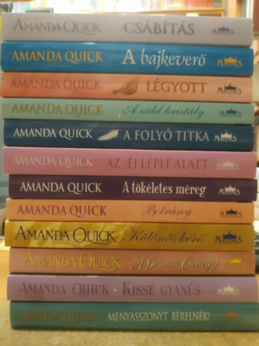 Amanda Quick - 12 db Amanda Quick: Csábítás; A bajkeverő; Légyott; A zöld kristály; A folyó titka; Az éj leple alatt; A tökéletes méreg; Botrány; Különös kérő; A Gonosz özvegy; Kissé gyanús; Menyasszonyt bérelnék!