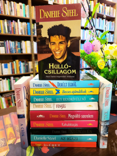 Danielle Steel - Danielle Steel k�nyvcsomag 12 darabos K�NYVMENT� AJ�NLAT: Az igazi, �g�ret, A kl�n �s �n, Kakukktoj�s, Megv�lt� szerelem, Fens�g, Egy rendk�v�li n�, Becses aj�nd�kok, Der�lt �gb�l, A cs�k, Hull�csillagom, Kalandv�gy