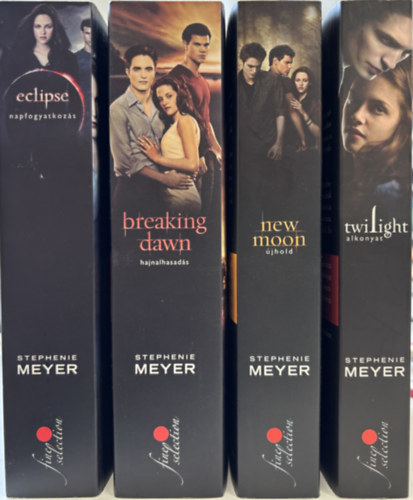 Stephenie Meyer - Twilight Saga I-IV. (Alkonyat + �jhold + Napfogyatkoz�s + Hajnalhasad�s)