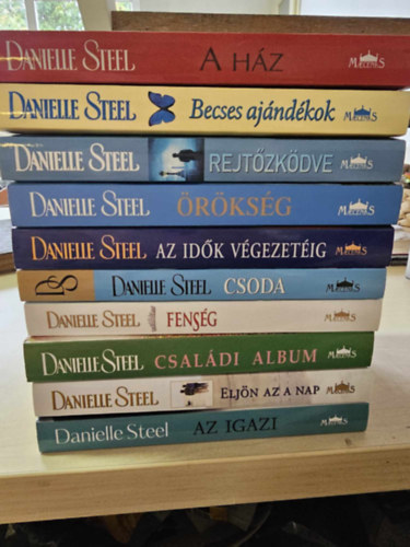 Danielle Steel - 10db Danielle Steel, knyvcsomag: Az igazi, Eljn az a nap, Csaldi album, Fensg, Csoda, Az idk vgezetig, rksg, Rejtzkdve, Becses ajndkok, A hz,