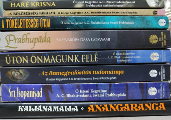8 db ezotéria témájú könyv: / Anangaranga / Sri Isopanisad / Az önmegvalósítás tudománya / Úton önmagunk felé / Prabhupáda / A tökéletesség útja / A bölcsesség királya / Haré Krisna /