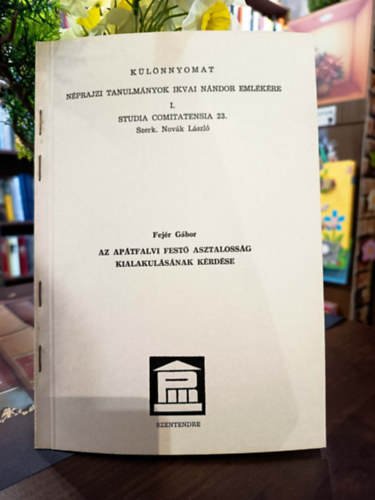Fej�r G�bor Nov�k L�szl�  (szerk.) - K�l�nnyomat. N�prajzi tanulm�nyok Ikvai N�ndor eml�k�re I. Studia Comitatensia 23. Az ap�tfalvi fest� asztaloss�g kialakul�s�snak k�rd�se
