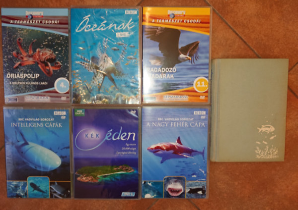 Jacques-Yves Cousteau - 6 DVD a tengerek �l�vil�g�r�l + aj�nd�k k�nyv Cousteau-t�l: Nagy feh�r c�pa, K�k �den, Intelligens c�p�k, Ragadoz� madarak, �ri�spolip, �ce�nokk (2.) + A csend vil�ga