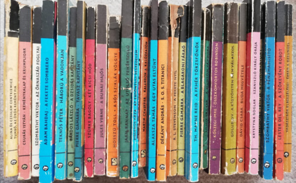 28 db Delfin k�nyv