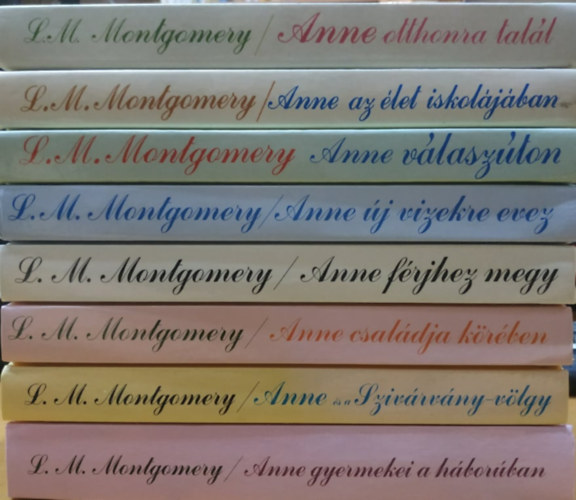 L. M. Montgomery - 8 db L. M. Montgomery: Anne otthonra talál; Anne az élet iskolájában; Anne új vizekre evez; Anne férjhez megy; Anne családja körében; Anne és a Szivárvány-völgy; Anne gyermekei a háborúban (Teljes)