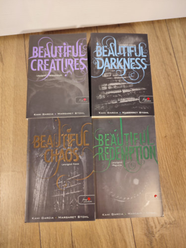 Margaret Stohl Kami Garcia - Caster krnikk sorozat 1-4. (Beautiful Creatures - Lenygz teremtmnyek / Beautiful Darkness - Lenygz sttsg / Beautiful Chaos - Lenygz Kosz / Beautiful Redemption - Lenygz megvlts)