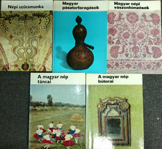 (5db) Magyar n�pm�v�szeti k�nyvcsomag: N�pi Sz�csmunka / Magyar p�sztorfarag�sok / Magyar n�pi v�szonh�mz�sek / A magyar n�p t�ncai / A magyar n�p b�torai