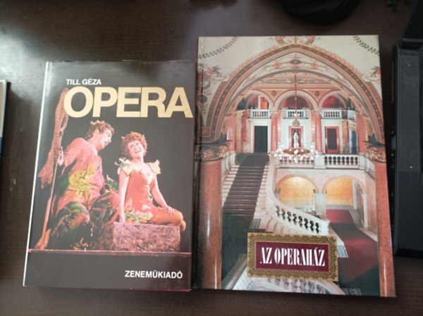 2db knyv az Operrl: