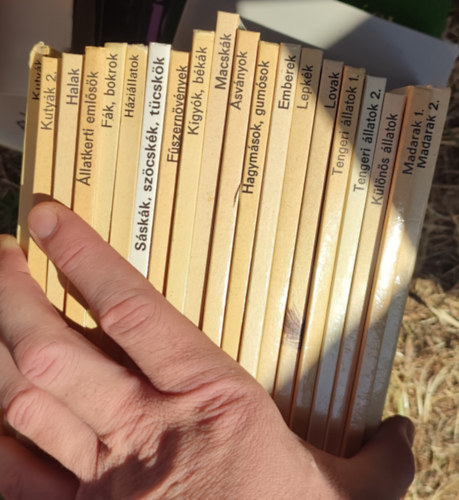 20 db B�v�r zsebk�nyv / Kuty�k; Kuty�k 2.; Halak; �llatkerti eml�s�k; F�k, bokrok; H�zi�llatok; S�sk�k, sz�csk�k, t�csk�k; F�szern�v�nyek; K�gy�k, b�k�k; Macsk�k; �sv�nyok; Hagym�sok, gum�sok; Emberek; Lepk�k; Lovak; Ten