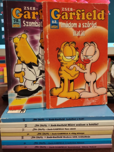Jim Davis - Zseb- Garfield sorozat 9 darabos KNYVMENT AJNLAT: Szombat esti frsz, Imdom a szrd illatt, Indulhat a buli!, Mirt utlom a htft?, Mon chri!, A vilg kzepe, Modern idk trubadrja, A kelltlen Rme, Szeretettel Tlem Ne