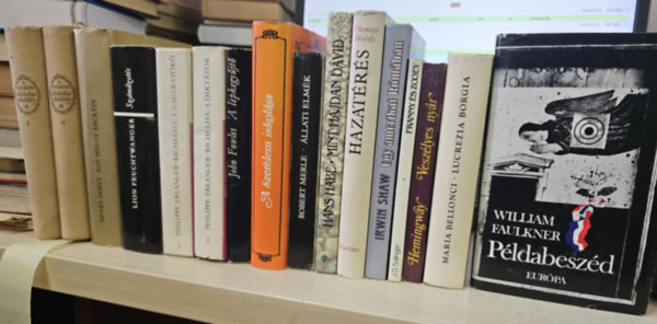 Charles Dickens, Henry James, Philippe Erlanger, Lion Feuchtwagner, Fritz dr. Kahn, John Fowles, Thomas Hardy, Hans Habe, Robert Merle, Maria Bellonci, Ernest Hemingway, J. D. Salinger, Irwin Shaw, Wi - 14db vilgirodalmi m, KNYVMENT AJNLAT: Nicholas Nickleby I-II+ Egy hlgy arckpe+ Richelieu I-II+ Szmzets+ A szerelem iskolja+ A lepkegyjt+ Hazatrs+ Mint hajdan Dvid+ llati elmk+ Lucrezia Borgia+ Veszlyes nyr+ Fra