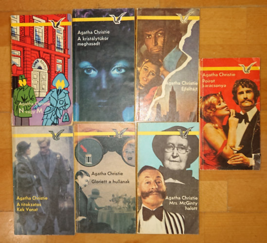 Agatha Christie - 7 krimi Agatha Christie-től: N vagy M, A kristálytükör meghasadt, Éjféltájt, A titokzatos Kék Vonat, Gloriett a hullának, Mrs. McGinthy halott, Poirot karácsonya