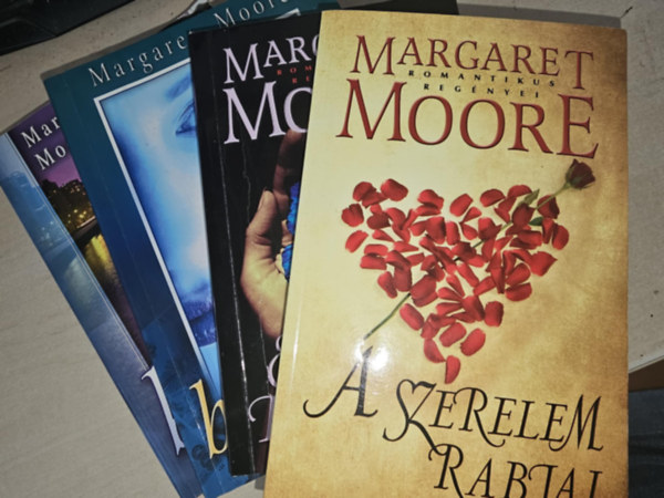 Margaret Moore - 4db Margaret Moore ktet, KNYVMENT AJNLAT: Bzz bennem+ A pnz bvletben+ rzelmek fogsgban+ A szerelem rabjai