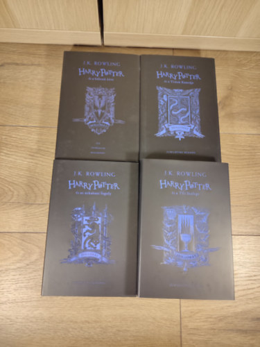 J. K. Rowling - Harry Potter Jubileumi kiadás - Hollóhát 1-4.: Harry Potter és a bölcsek köve + Harry Potter és a titkok kamrája + Harry Potter és az azkabani fogoly + Harry Potter és a Tűz Serlege