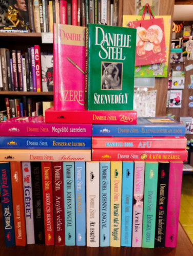 Danielle Steel - Danielle Steel könyvcsomag 25 darabos KÖNYVMENTŐ AJÁNLAT: Szerelem, Szenvedély, Zoya, Megváltó szerelem, Egyszer az életben, Palomino, Ellenállhatatlan erők, Apu, A kör bezárul, Öt nap Párizsban, A birtok, Ígéret, A klón és én, Erk