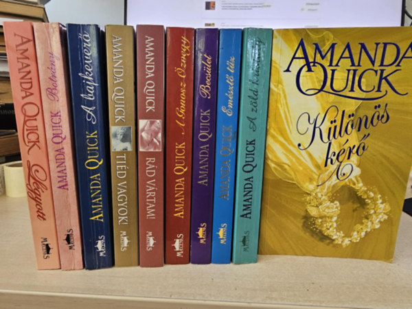 Amanda Quick - 10db Amanda Quick, K�NYVMENT� AJ�NLAT: L�gyott+ Botr�ny+ Ti�d vagyok+ R�d v�rtam+ A gonosz �zvegy+ Becs�let+ Em�szt� t�z+ A z�ld krist�ly+ K�l�n�s k�r�+ A bajkever�
