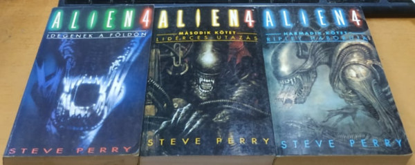 Steve Perry - Aliens k�nyvek (3 db): Idegenek a f�ld�n + Lid�rces utaz�s + Ripley h�bor�ja (Alien 4-sorozat)
