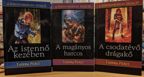 Tamora Pierce - 3 db A nstnyoroszln neke II-IV. (2-4.): II.: Az istenn kezben + III.: A magnyos harcos + IV.: A csodatv drgak