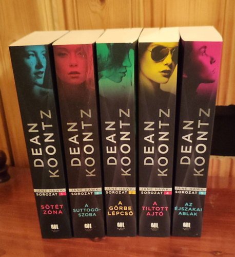 Dean Koontz - Jane Hawk-sorozat 1-5. (Stt zna, A suttogszoba, A grbe lpcs, A tiltott ajt, Az jszakai ablak)