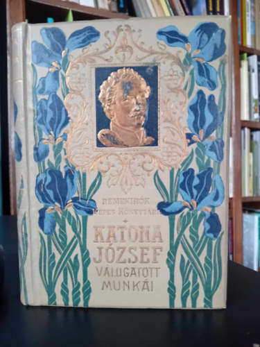 Szerz� Katona J�zsef Szerkeszt� Rad� Antal Bayer J�zsef - Katona J�zsef v�logatott munk�i    - Aranyozott, sz�nezett kiad�i eg�sz v�szonk�t�s, Fekete-feh�r k�pekkel illusztr�lva. Nyomatott Wodianer F. �s Fiain�l Budapesten. Saj�t k�ppel