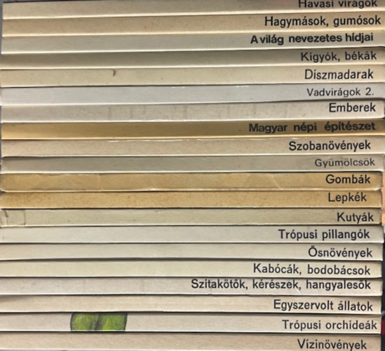 20db búvár zsebkönyv : Havasi virágok - Hagymások, gumósok - A világ nevezetes hídjai - Kígyók, békák - Díszmadarak - Vadvirágok 2. - Emberek - Magyar népi építészet - Szobanövények - Gyümölcsök - Gombák - Lepkék - Kutyák -