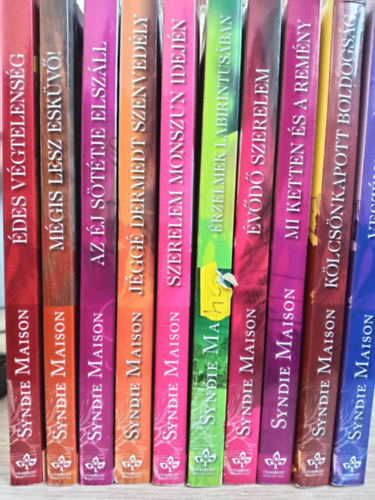 Syndie Maison - (10db) Syndie Maison Romantikus knyvcsomag: Veszlyes jtk / Klcsnkapott boldogsg / Mi ketten s a remny / vd szerelem / rzelmek labirintusban / Szerelem monszun idejn / Jgg dermedt szenvedly / Az j sttje elsz