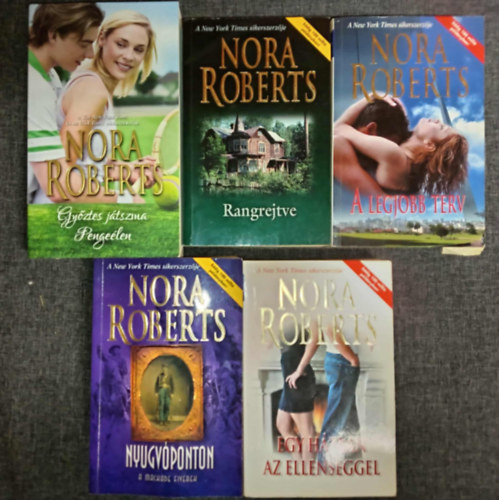 Nora Roberts - (5db) Nora Roberts Romantikus k�nyvcsomag: Gy�ztes j�tszma penge�len / Rangrejtve / A legjobb terv / Egy h�zban az ellens�ggel / Nyugv�ponton