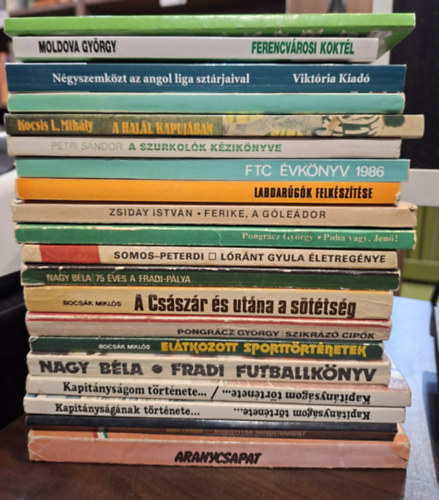 Moldova György, Dénes Tamás-Mácsik Viktor, Hoppe Pál Végh Antal - Kocsis L. Mihály, Petri Sándor, Zalka András , Zsiday István, Pongrácz György, Somos István-Peter Szabó Ferenc (Szerk.) - 20 db-os sport KÖNYVMENTŐ AJÁNLAT: Miért nem szeretem Varga Zoltánt?, Ferencvárosi koktél, Négyszemközt az angol liga sztárjaival, A Nyíl, A halál kapujában, A szurkolók kézikönyve, FTC évkönyv 1986, Labdarúgók felkészítése, Fe