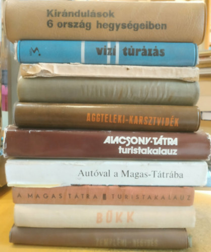 10 Magyarorsz�g: Aggteleki-karsztvid�k; B�kk; Zempl�ni-hegys�g; V�zit�r�z�k k�nyve; Budai hegyek �tikalauz; V�zi t�r�z�s; A Magas-T�tra; Aut�val a Magas-T�tr�ba; Alacsony-T�tra turistakalauz; Kir�ndul�sok 6 orsz�g hegys�geiben