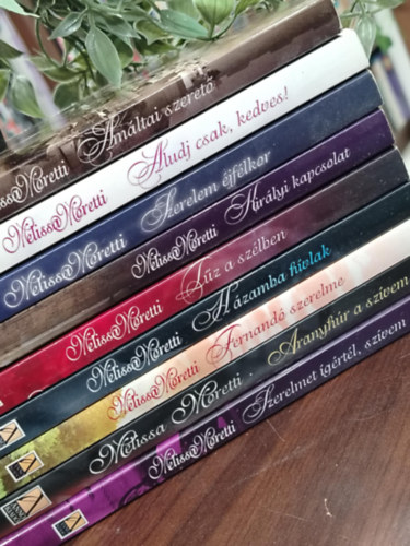 Melissa Moretti - K�NYVMENT� AJ�NLAT, 9 db. Melissa Moretti rajong�knak. A m�ltai szeret�, Aludj csak, kedves!, Szerelem �jf�lkor, Kir�lyi kapcsolat, T�z a sz�lben, H�zamba h�vlak, Fernand� szerelme, Aranyh�r a sz�vem, Szerelmet �g�rt�l sz�vem