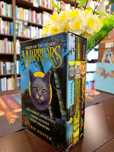 Erin Hunter - Omen of the stars Warriors. The fourth apprentice. Fading echoes. Night whispers. /Harcosok t�rzse. Csillagok j�slata ciklus: A negyedik tanonc, Fakul� visszahngok, �jszakai suttog�sok/
